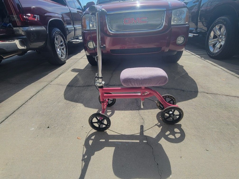 KNEE SCOOTER