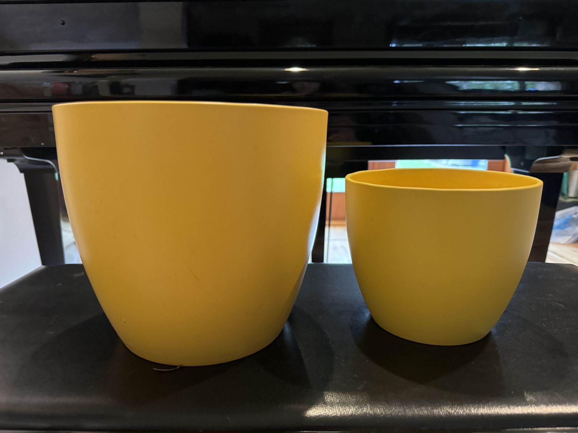 Set of 2 ceramic pots
