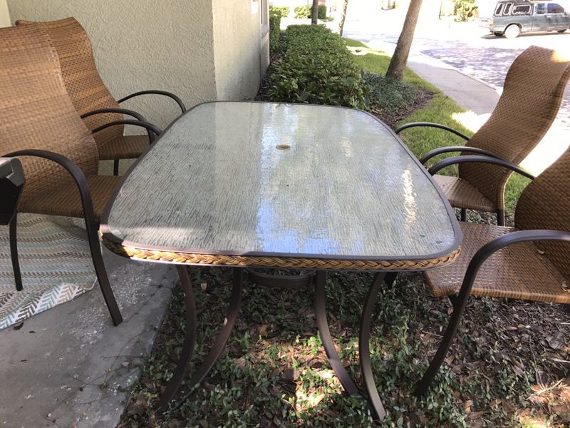 Outdoor furniture (table + 6 chairs)