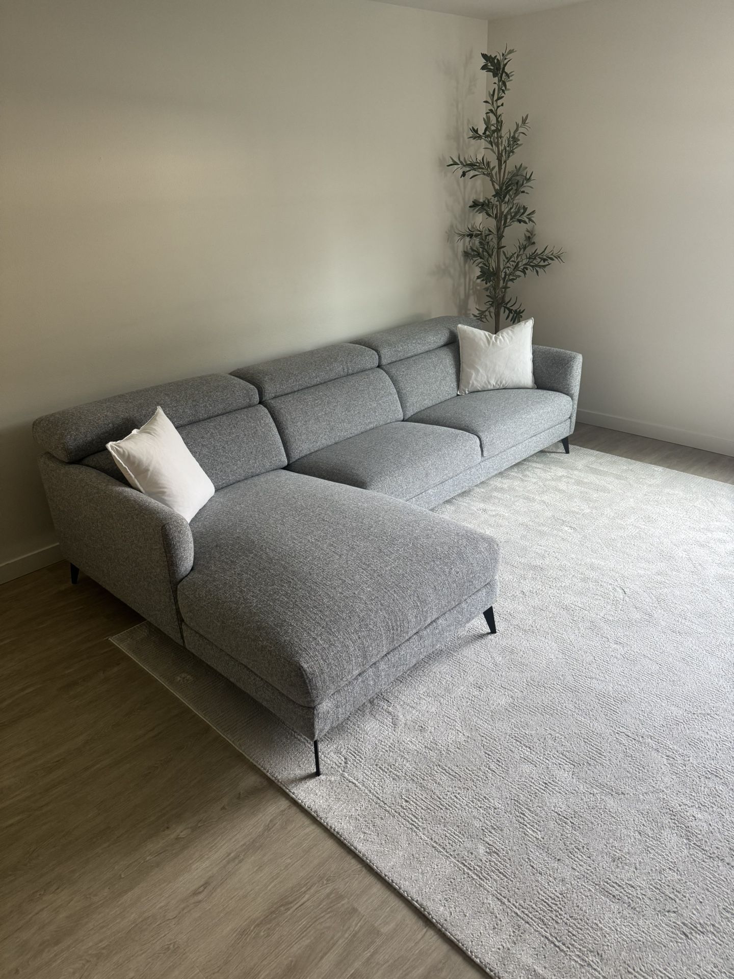 Sectional Couch Brand-New Kasala