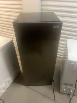 Vissani Black Upright Refrigerator – Works Great