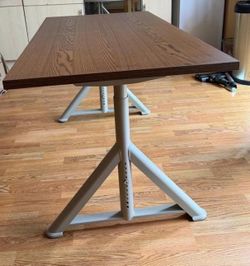 IDÅSEN Sit/Stand Desk - Wood Top, Beige Steel Frame