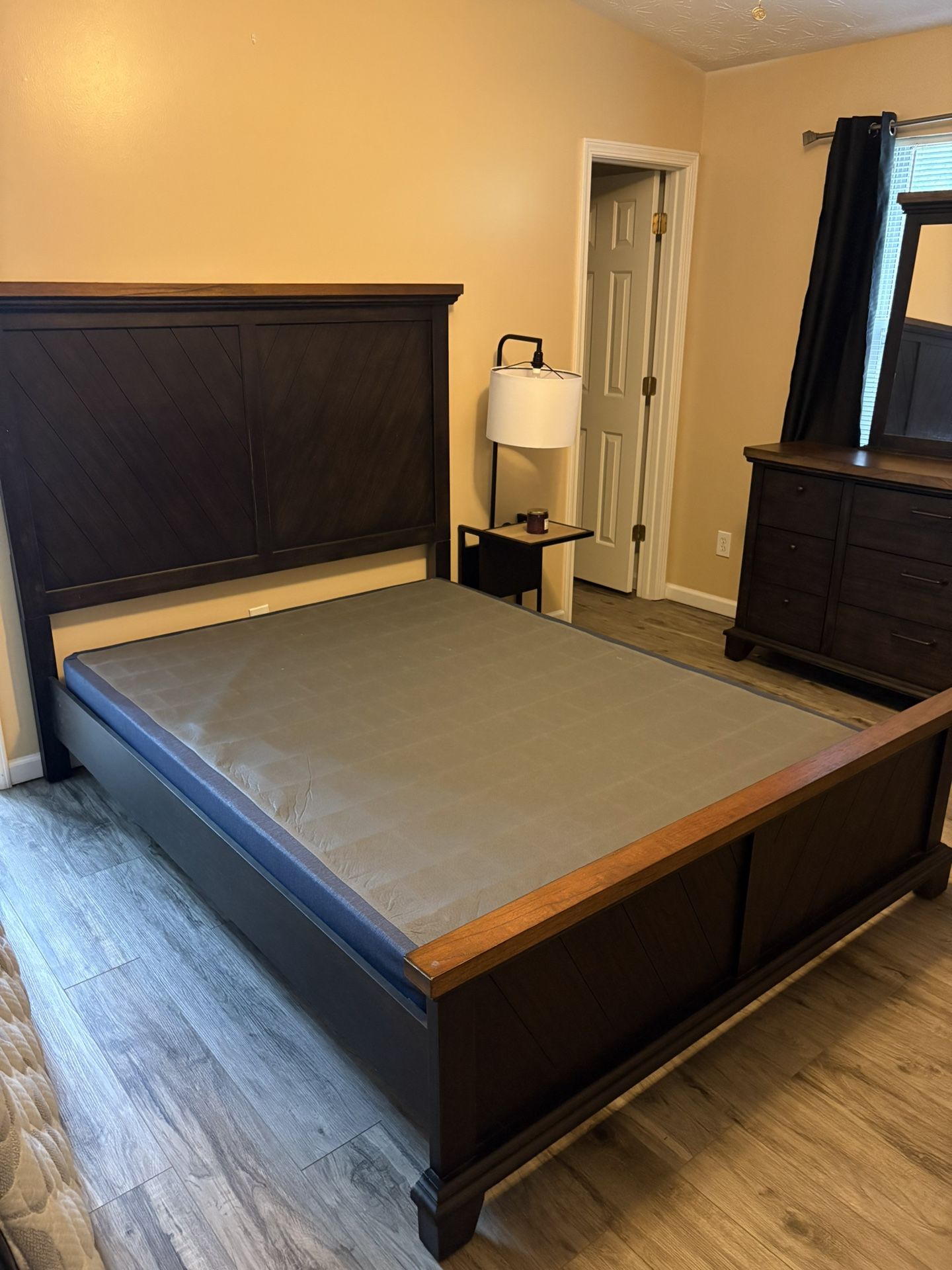 Brown Queen Size Bed Set W/ Mirror Dresser