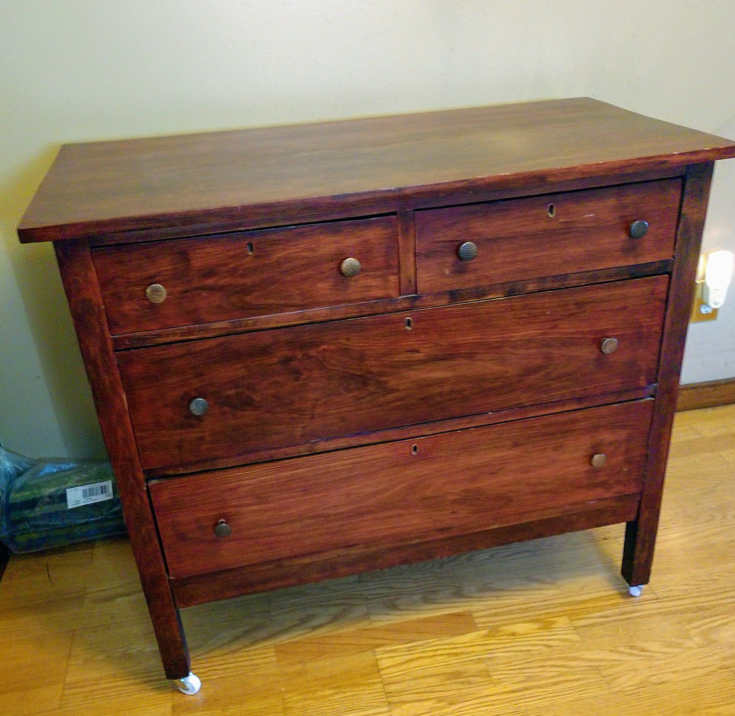 Vintage wooden dresser pending pu