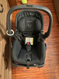 Uppababy Car seat Mesa V2- Like NEW