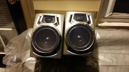 Small bookshelf speakers