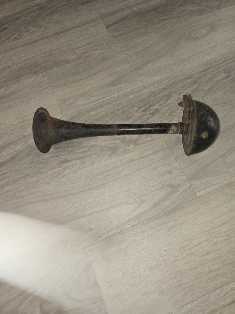 Antique Trumpet Style Horn