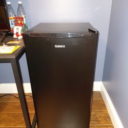 Galanz Mini Fridge, Only Used For a Week