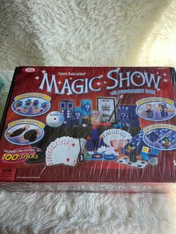 Ideal Spectacular Magic Show Set 100 Tricks