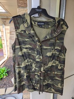 Ladies lg camo print vest, like new