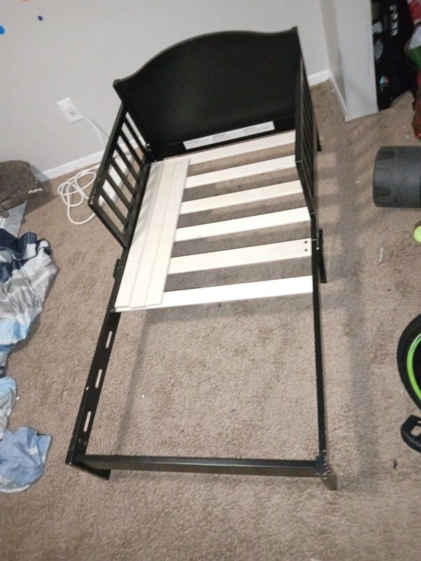 Toddler bed + Mattress