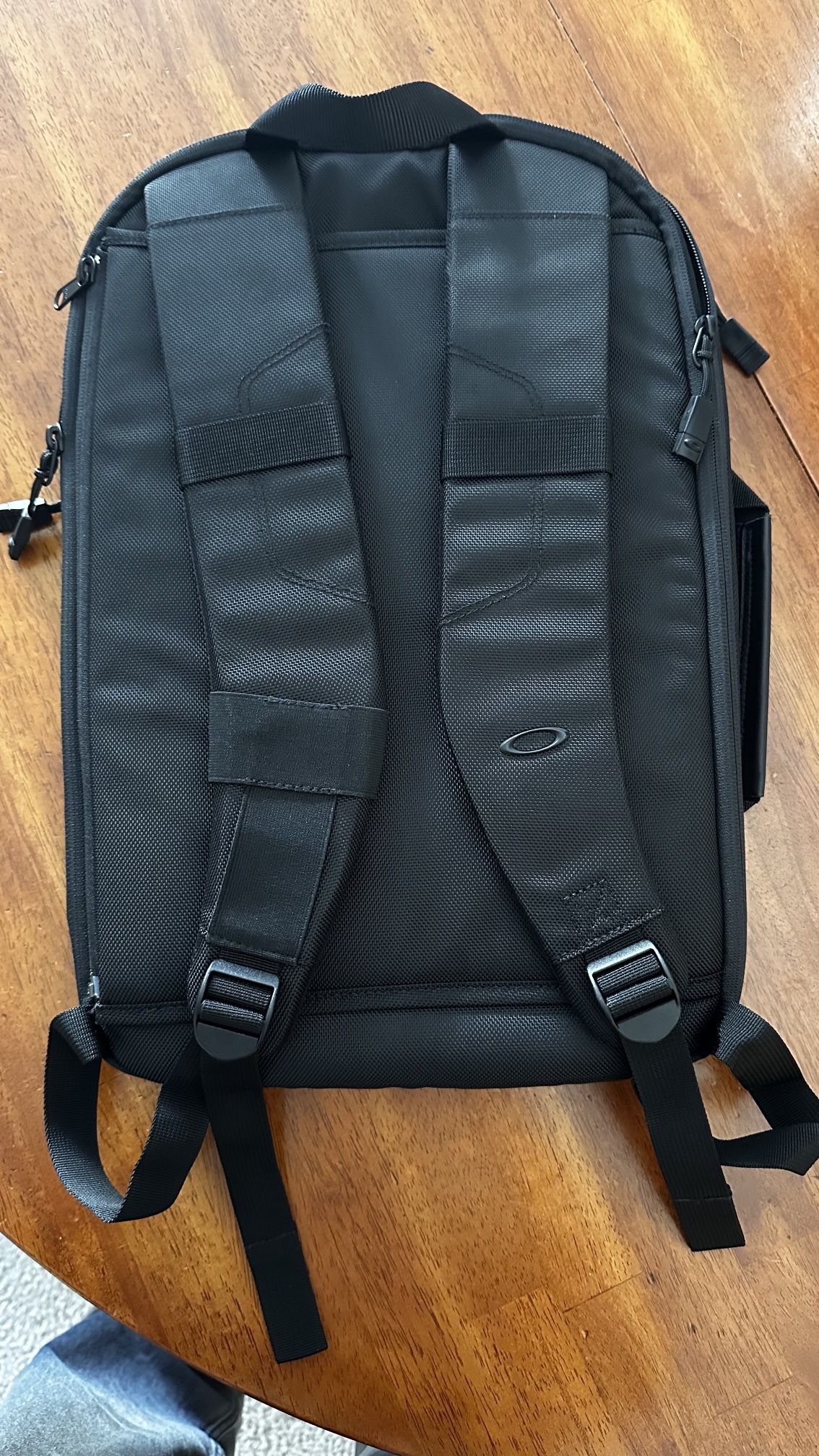 Oakley men's motion tech 2.0 backpack deals