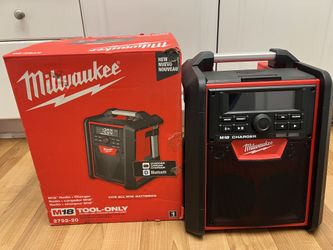 Milwaukee M18 Lithium-lon Cordless Jobsite Radio/Charger