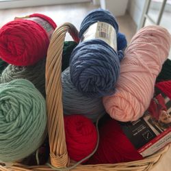 Yarn lot Assorted colors + Basket 