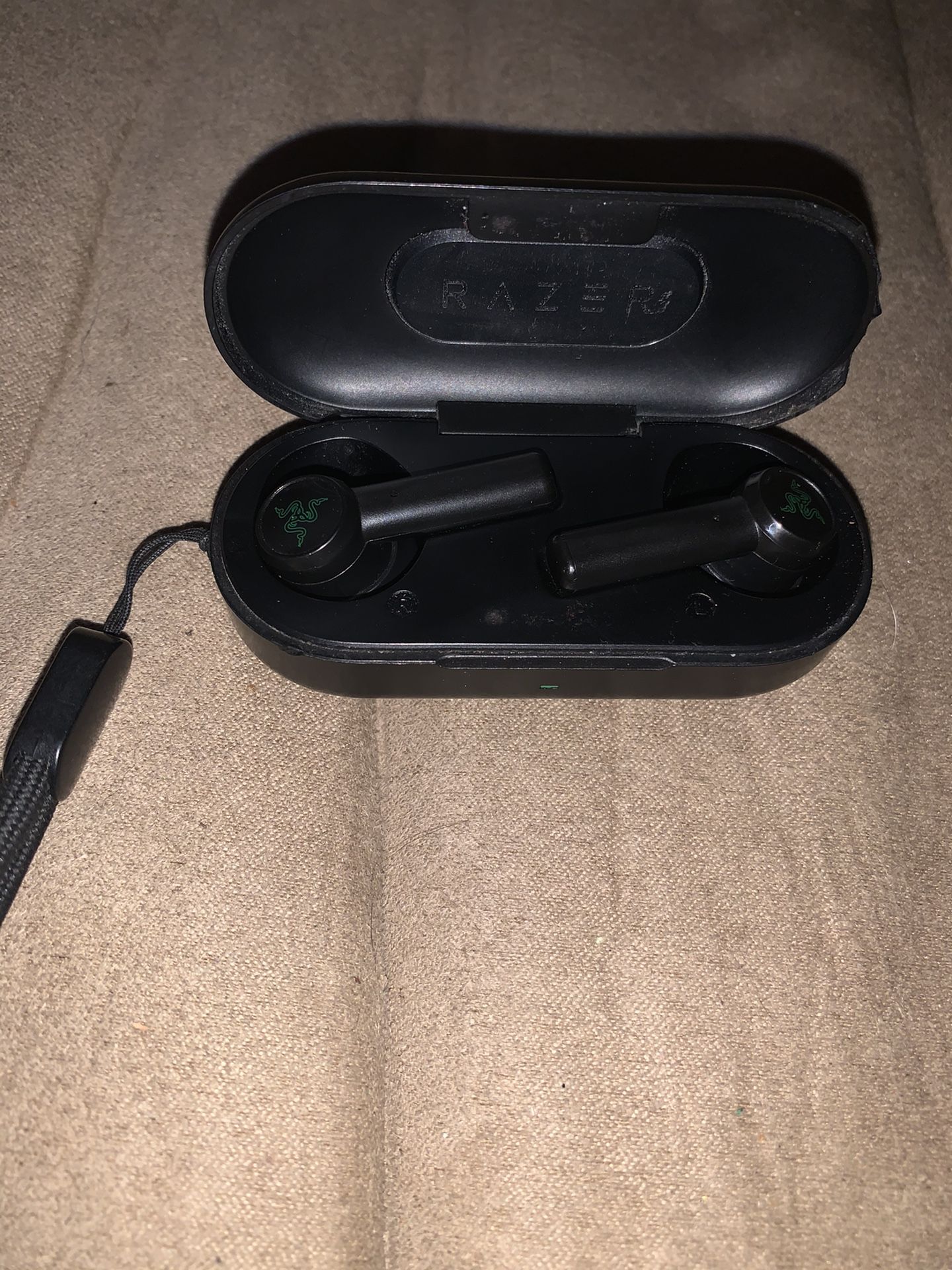 Razer Hammerhead True Wireless Earbuds, Comes with a charger