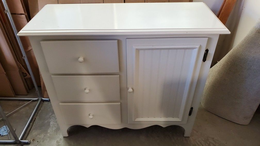 Small white shelf in excellent condition