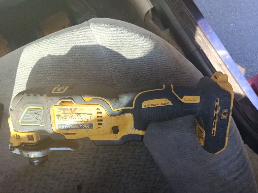 DEWALT XR Cordless Brushless 20-volt Max Variable Speed Oscillating Multi-Tool
Item #551624 |
Model #DCS355B