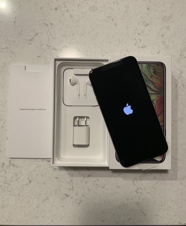 IPHONE XS MAX 64 GB/ FACTORY FREE/ with apple Warranty.