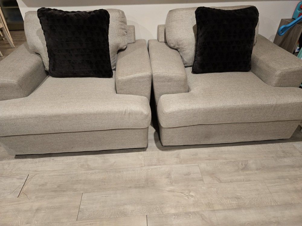 2 Individual Chairs