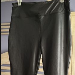 NEW Small And Medium Black Faux Leather Leggings SALE. $9  VENTA Final 🍀
