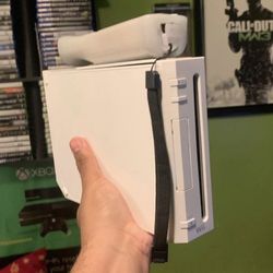 Nintendo Wii Bundle includes 2 Controllers, 2 Nunchucks, 2 Censors, Charging Dock Station and 1 game