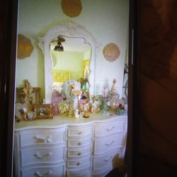 Moving NOW MUST GO- BEAUTIFUL BED SET  4 PIECE BEDROOM SET