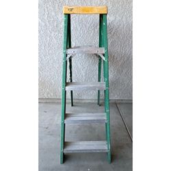 Fiberglass Step Ladder 4-Step Green