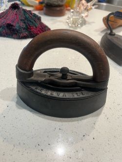 Antique Cast Iron Sad Iron Set Howell Co Geneva Ill and XL