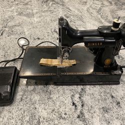 Singer Featherweight Sewing Machine 221-