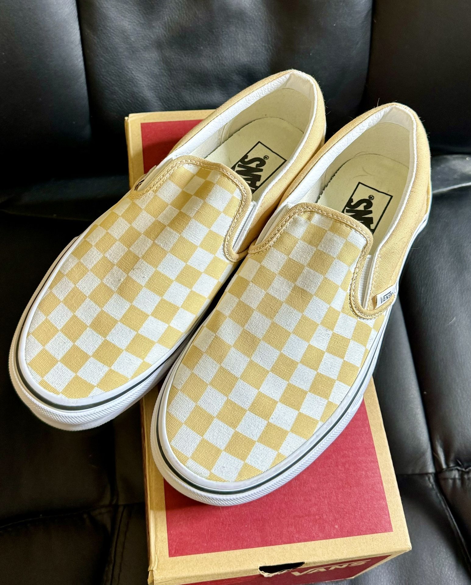 VANS SLIP ON TAN & WHITE