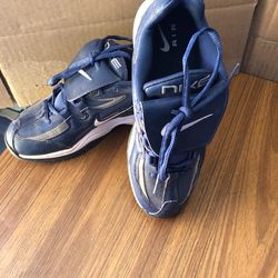 Used Nike Youth Size 5 Baseball Trainers