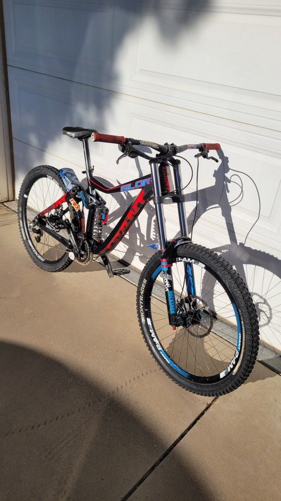 Giant glory 8.0 maestro DOWNHILL MOUNTAIN BIKE