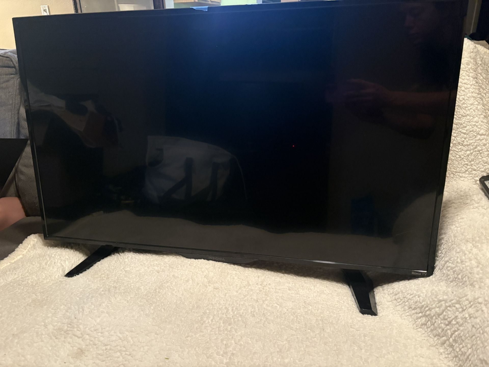 36 Insignia Smart Tv. Comes With Remote