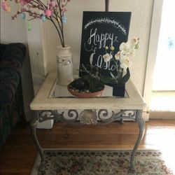 Selling this beautiful set table real marbel im selling this becuase I'm moving and I can't take it with me