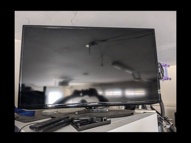 Samsung Smart LED TV (40-Inch, Full HD, 2013 Model)**