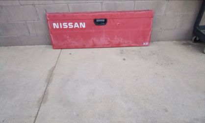87-97 Nissan hardbody tailgate Part