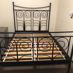 Cama De Venta Buenas Condiciones  Size  Queen  65.00  O Mejor Oferta 