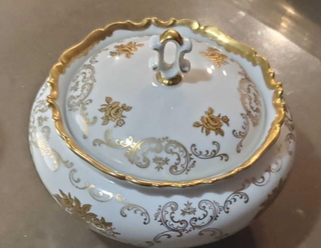 Brand New Beautiful Porcelain Decoration Piece With Lid Or Candy Dish With Lid ( Never Used).