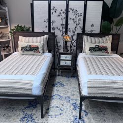 Twin size beds. Like new condition excellent Matresses and includes nightstand. Hablo español y entrego