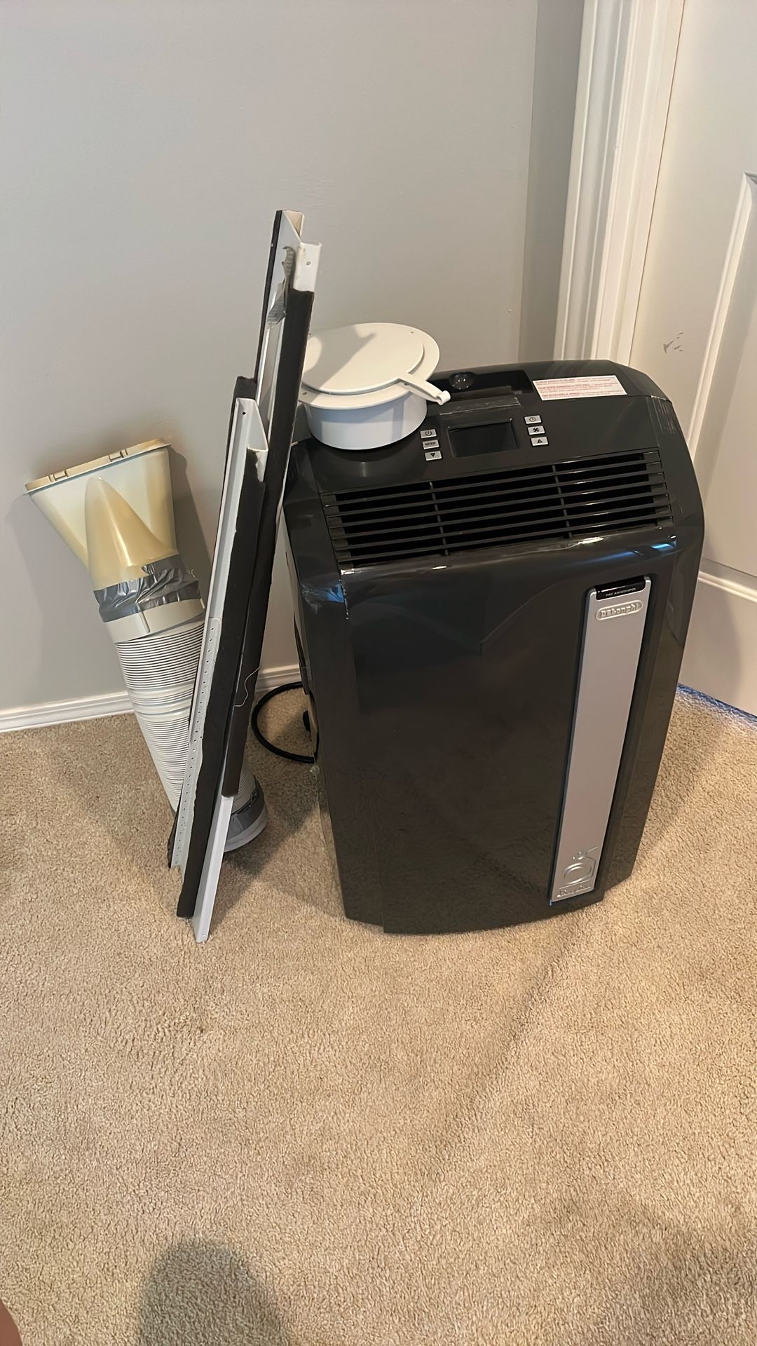 DeLonghi Indoor Air Conditioning Window Unit Working