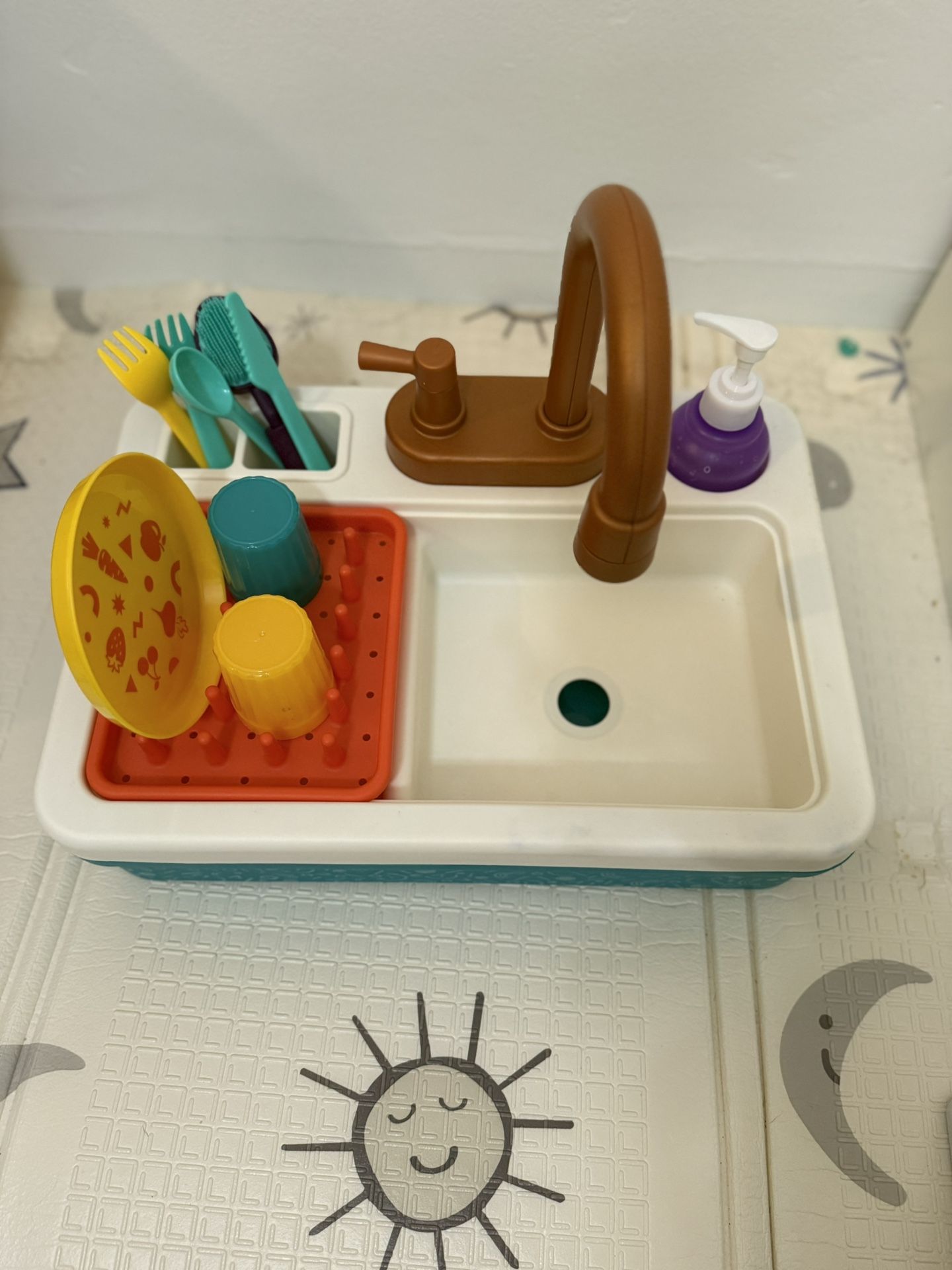 Battat Splash & Sparkle Sink Plastic Real Faucet and Magic Dishes, Toddler and Preschool Toys