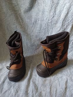 Kids snow  boots  size  13