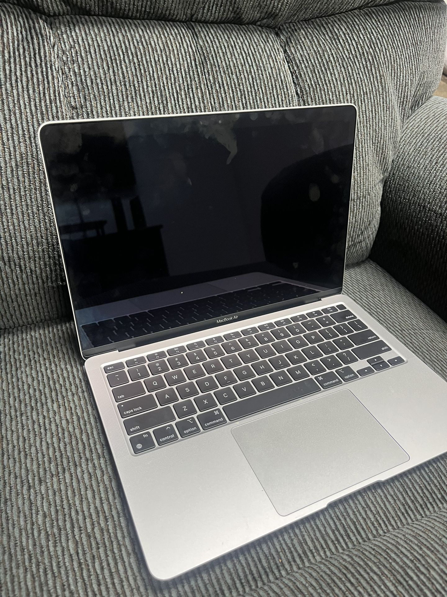 Apple MacBook Air M1 2020 Screen Needs Repair