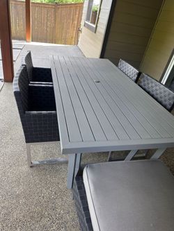 Outdoor living table and chairs