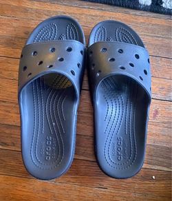 Woman’s crocs size 7