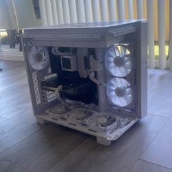 WHITE RTX 5000 SERIES GAMING PC