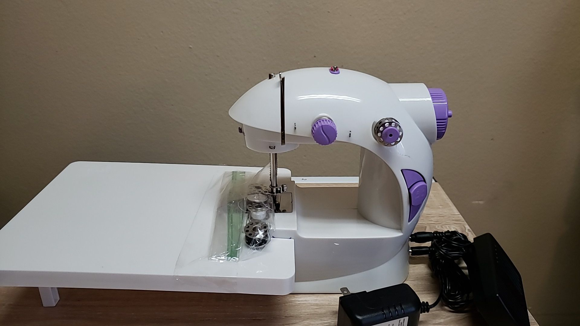 KPCB Mini Sewing Machine / Mini Maquina de coser
