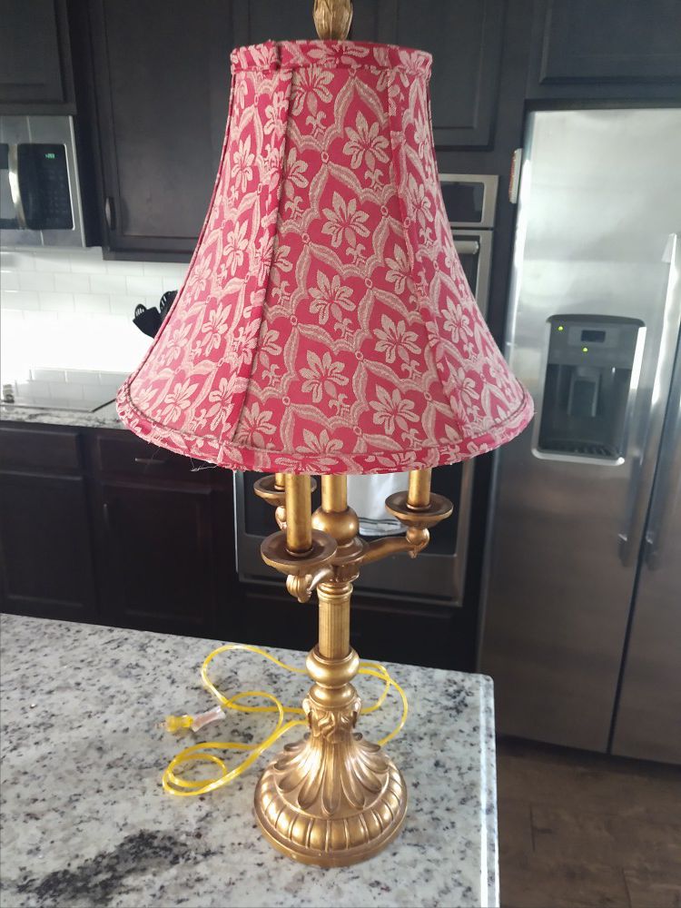 Like new candelabra lamp