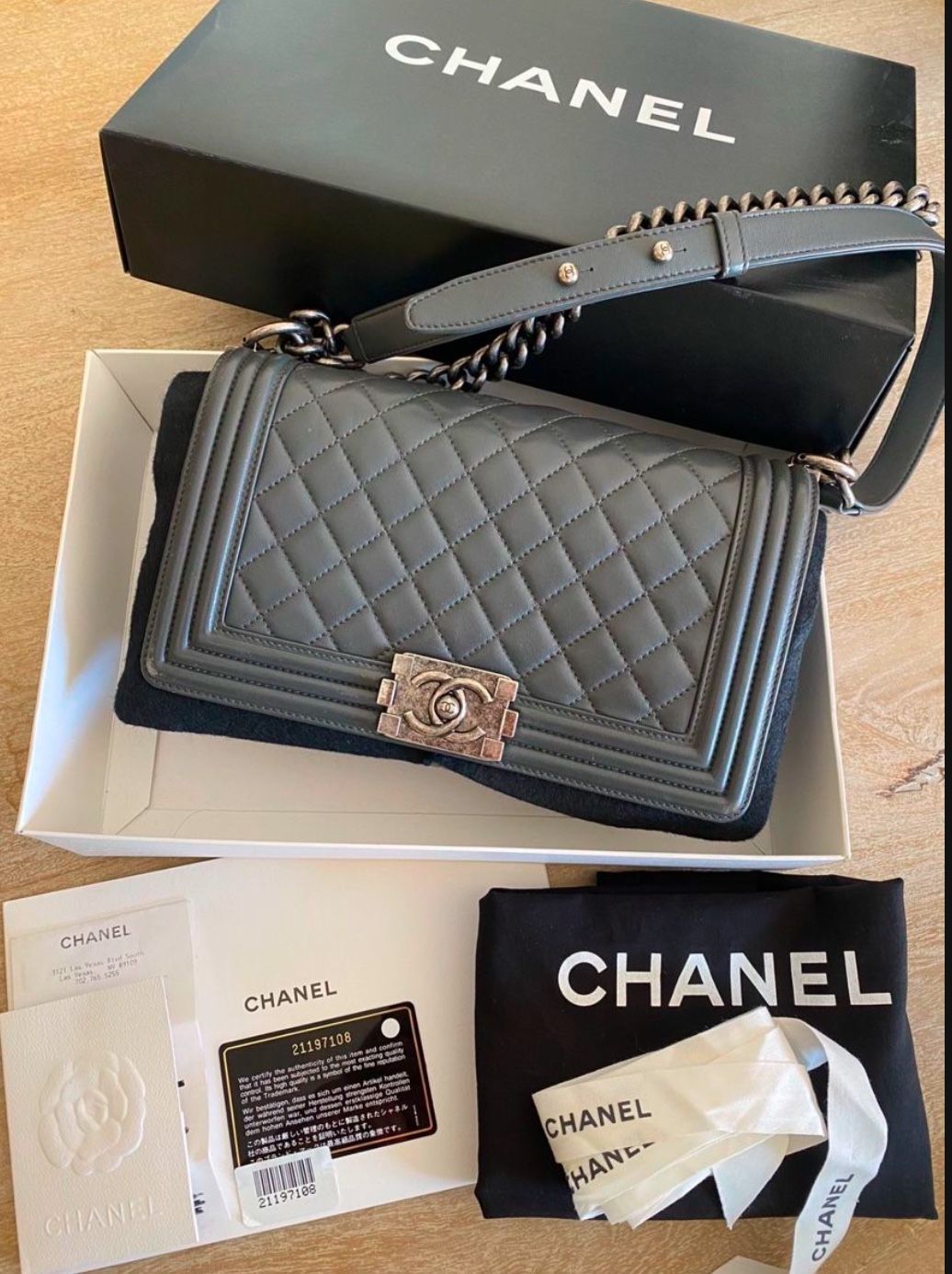 Authentic CHANEL Le boy Medium 25cm Handbag