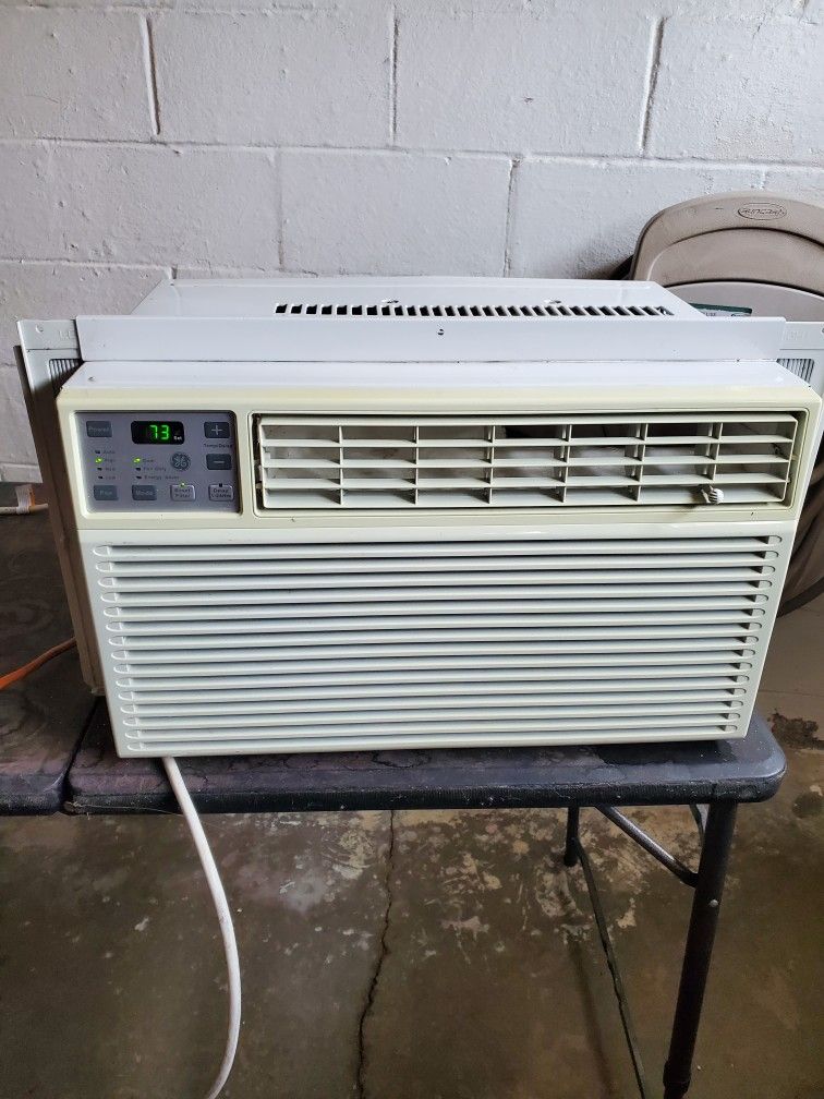 G/E 8100 BTU A/C UNIT STRONG COLD AIR COILS AND FILTER CLEANED QUIET EFFICIENT UNIT WORKS GREAT